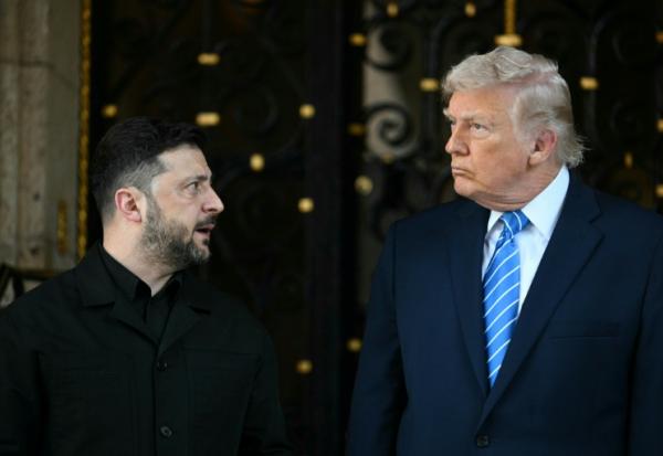 Le président ukrainien Volodymyr Zelensky (G) et le président américain Donald Trump à Mar-a-Lago, à Palm Beach (Floride), aux Etats-Unis, le 28 décembre 2025