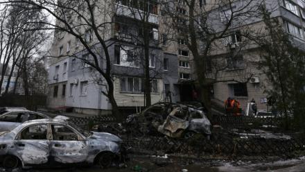 Des employés municipaux ukrainiens nettoient une rue de Dnipro dans la région centrale de Dnipropetrovsk après une frappe de drones russes le 7 janvier 2026 