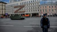 Un véhicule militaire passe devant une lettre Z géante, insigne tactique des troupes russes en Ukraine, avant la répétition générale du défilé militaire du Jour de la Victoire, le 7 mai 2025 à Moscou