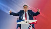 Le leader de La France insoumise et candidat à l'élection présidentielle française Jean-Luc Mélenchon tient un discours à la braderie de Lille, le 5 septembre 2025