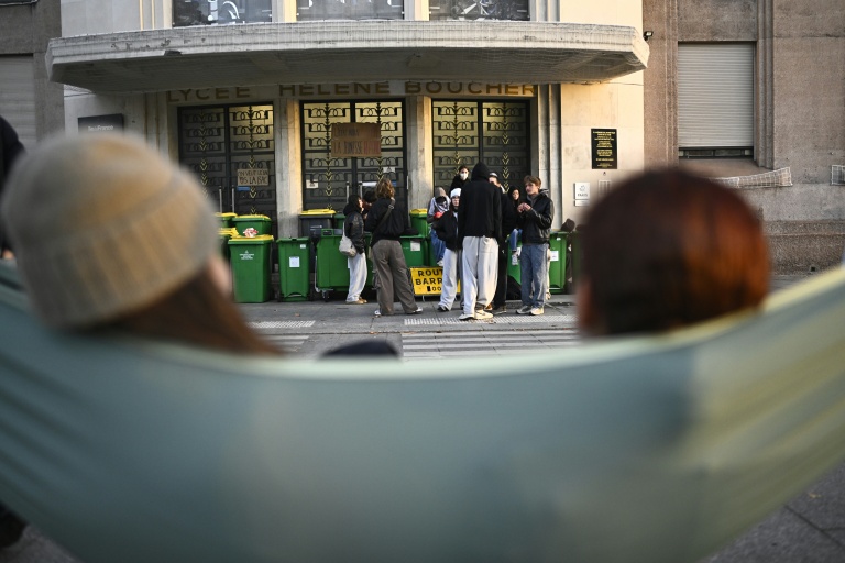 L'entrée du lycée Hélène Boucher bloquée à Paris le 14 octobre 2026
