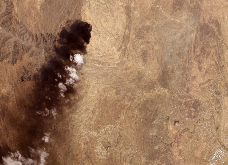 Image satellite prise le 8 septembre 2026 et diffusée par Planet Labs PBC, montrant de la fumée au-dessus d'un dépôt pétrolier d'Aramco près de la ville d'Abha, en Arabie saoudite, après une attaque des Houthis
