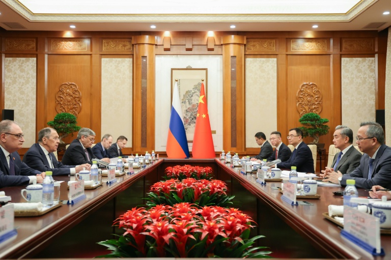 Photo diffusée par le ministère russe des Affaires étrangères, le 14 avril 2026, montrant le ministre russe des Affaires étrangères, Sergueï Lavrov (g), et son homologue chinois, Wang Yi (d), lors d'une rencontre à Pékin