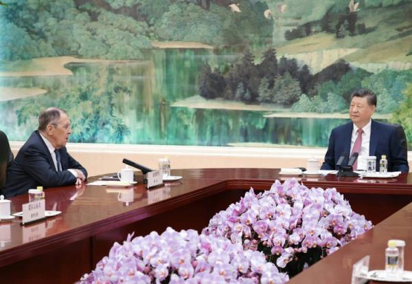 Photo diffusée par le ministère russe des Affaires étrangères, le 15 avril 2026, montrant le ministre russe des Affaires étrangères Sergueï Lavrov (g) et le président chinois Xi Jinping lors d'une réunion à Pékin