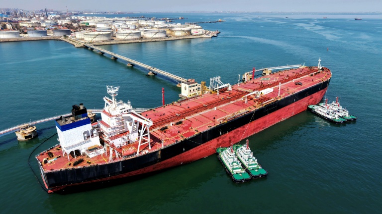Un pétrolier décharge du pétrole brut au port de Qingdao, dans la province du Shandong, dans l'est de la Chine, le 7 avril 2026