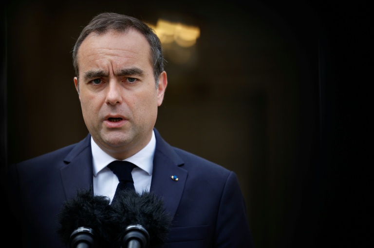 Le Premier ministre Sébastien Lecornu, lors d'une allocution enregistrée dans la cour de Matignon, à Paris, le 10 avril 2026