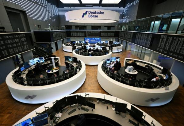 Des traders devant un tableau d'affichage de l'indice Dax, à la Bourse de Francfort le 8 avril 2026