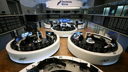 Des traders devant un tableau d'affichage de l'indice Dax, à la Bourse de Francfort le 8 avril 2026