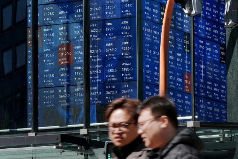 Un tableau d’affichage des cotations montre les cours du Nikkei 225 à la bourse de Tokyo, le 12 mars 2026