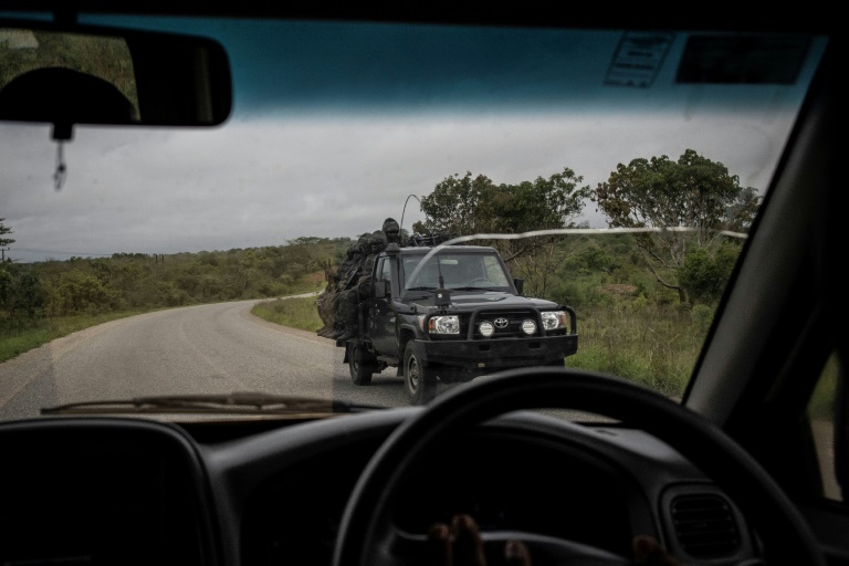 Un convoi des forces de sécurité rwandaises en patrouille dans la région de Macomia, le 3 janvier 2023, dans la province de Cabo Delgado, au Mozambique