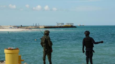 Un policier (d) et un soldat rwandais montent la garde près du projet Total Mozambique LNG à Afungi, dans la province de Cabo Delgado, au Mozambique, le 29 septembre 2022