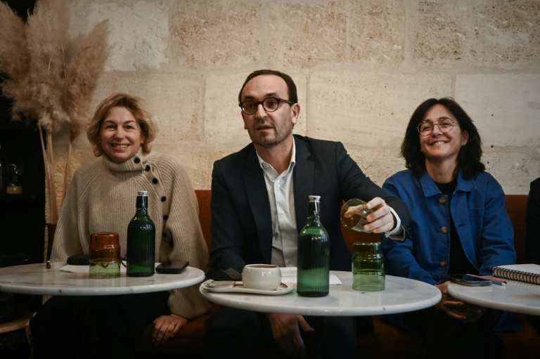 (g-d) La sénatrice Nathalie Delattre, le député Thomas Cazenave et l'ancienne adjointe au maire de Bordeaux, Alexandra Siarri, avant une conférence de presse consacrée à la campagne de Thomas Cazenave pour les élections municipales à Bordeaux, le 9 janvier 2026 en Gironde