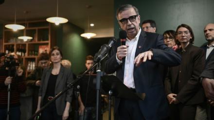 Le maire écologiste Pierre Hurmic (c), candidat à sa réélection, lors du lancement de sa campagne pour les muncipales, le 9 janvier 2026 à Bordeaux