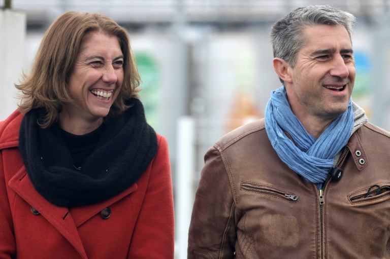 Laurence Ruffin, tête de liste du parti des Verts pour les élections municipales de Grenoble en 2026, et son frère, le député écologiste et social François Ruffin, le 20 novembre 2025 à Crolles, en Isère 