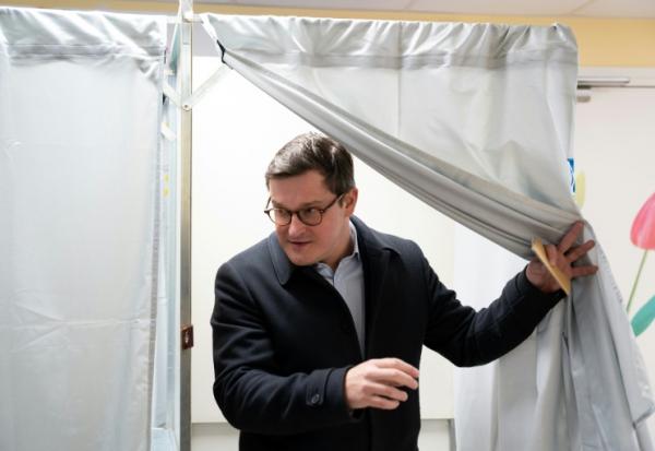 Le maire socialiste sortant de Lille Arnaud Deslandes vote au 1er tour des municipales, le 15 mars 2026 à Lille