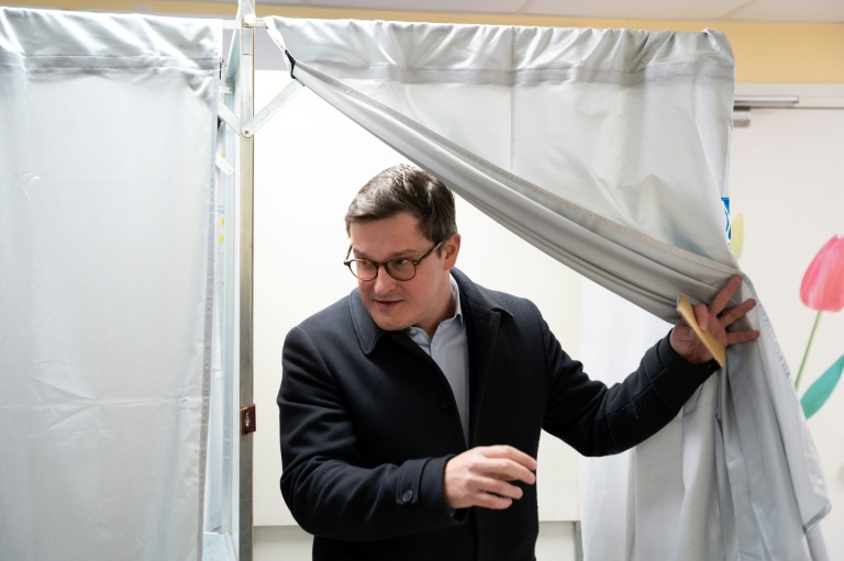 Le maire socialiste sortant de Lille Arnaud Deslandes vote au 1er tour des municipales, le 15 mars 2026 à Lille