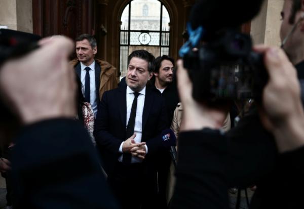 Le maire de gauche sortant de Marseille Benoît Payan (c) quitte la préfecture après avoir déposé sa liste, au lendemain du 1er tour des municipales, le 16 mars 2026à Marseille