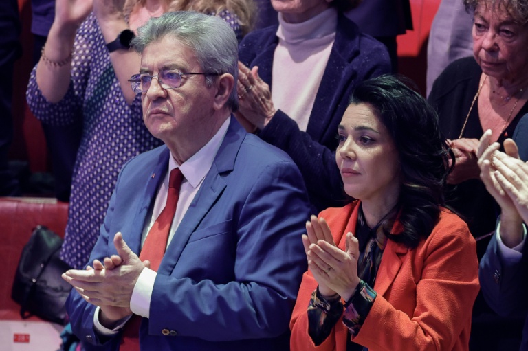 Le fondateur de LFI Jean-Luc  Melenchon, à gauche, avec à sa droite la candidate insoumise à la mairie de Paris Sophia Chikirou, le 30 janvier 2026, à Paris