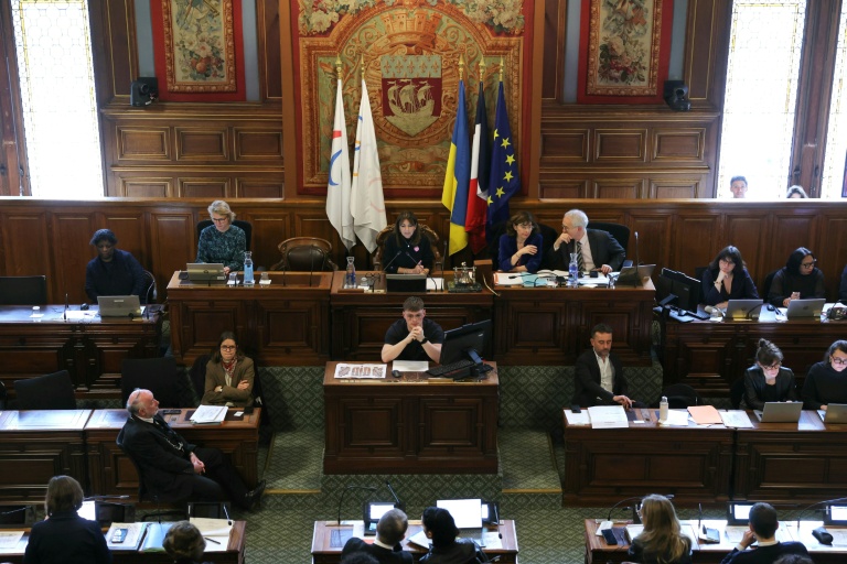 La maire de Paris, Anne Hidalgo (C, en haut), tient le dernier Conseil municipal de sa mandature, le 9 février 2026