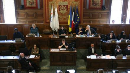 La maire de Paris, Anne Hidalgo (C, en haut), tient le dernier Conseil municipal de sa mandature, le 9 février 2026