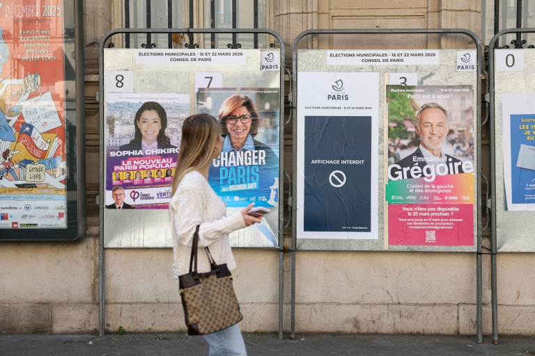 (g-d) Des affiches électorales des candidats à la mairie de Paris, Sophia Chikirou, Rachida Dati et Emmanuel Grégoire dans une rue de Paris, avant le 2e tour des municipales, le 19 mars 2026 