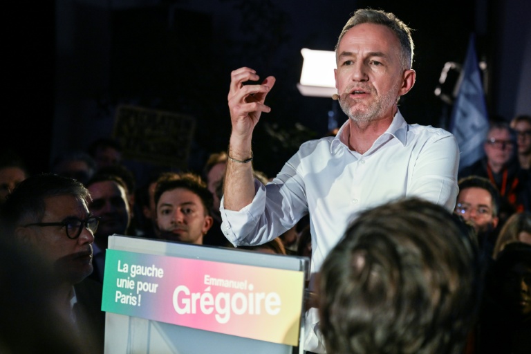 Le socialiste Emmanuel Grégoire, candidat de l'union de la gauche hors LFI aux municipales à Paris, lors d'un meeting, le 14 janvier 2026 à Paris