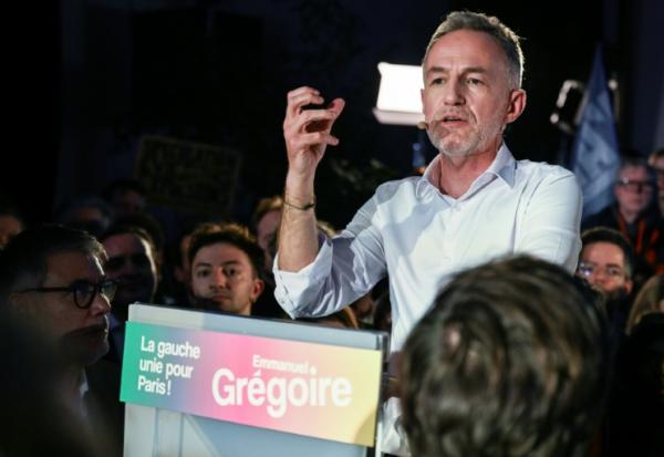 Le socialiste Emmanuel Grégoire, candidat de l'union de la gauche hors LFI aux municipales à Paris, lors d'un meeting, le 14 janvier 2026 à Paris