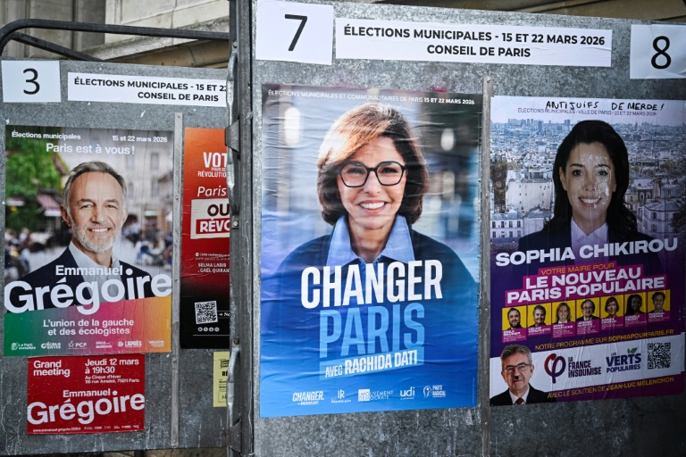 (g-d) Des affiches électorales d'Emmanuel Grégoire, candidat de la gauche unie hors LFI, de l'ex-ministre de la Culture et candidate des Républicains (LR) Rachida Dati et de la candidate de la France Insoumise Sophia Chikirou à Paris, le 5 mars 2026