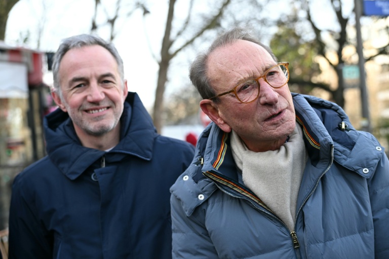 Emmanuel Grégoire (g), candidat de la gauche à la mairie de Paris, avec Bertrand Delanoë, l'ancien maire de Paris (2001-2014), à Paris, dans le 13e arrondissement, le 11 janvier 2026