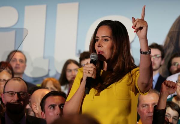 L'eurodéputée d'extrême droite Sarah Knafo (Reconquête!) s'adresse à ses partisans après les résultats du 1er tour des municipales, le 15mars 2026 à Paris