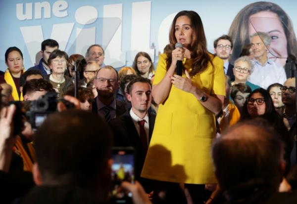 Sarah Knafo (C), la candidate du parti d'extrême droite Reconquête!, à Paris le 15 mars 2026