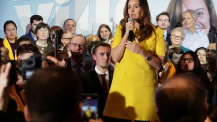 Sarah Knafo (C), la candidate du parti d'extrême droite Reconquête!, à Paris le 15 mars 2026