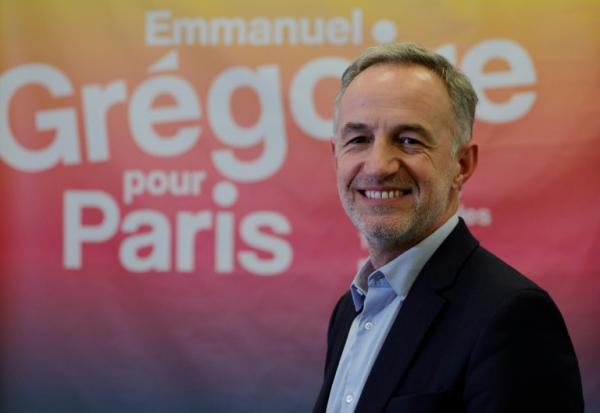 Emmanuel Grégoire, candidat socialiste à la mairie de Paris aux élections municipales de 2026, pose lors de l'inauguration de son QG de campagne, à Paris, le 5 novembre 2025