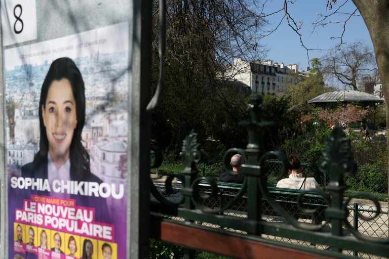 Une affiche de campagne de Sophia Chikirou, candidate LFI à la mairie de Paris, dans le centre de Paris le 19 mars 2026