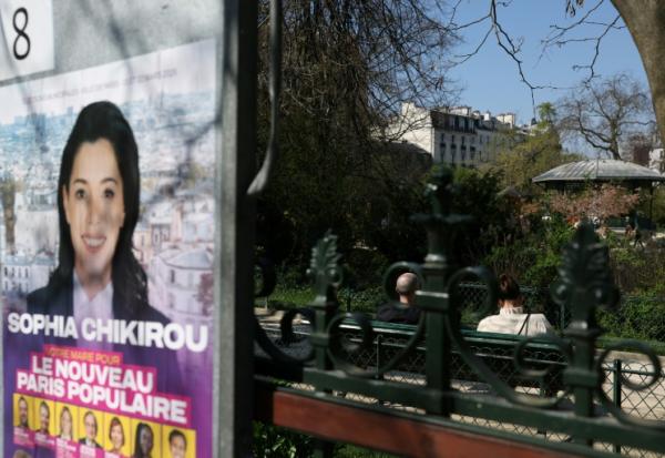 Une affiche de campagne de Sophia Chikirou, candidate LFI à la mairie de Paris, dans le centre de Paris le 19 mars 2026