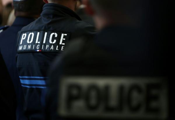 Thierry Mariani, candidat du Rassemblement national aux municipales à Paris, veut armer les policiers municipaux de la capitale et doubler leurs effectifs pour créer notamment des brigades "anti-squats et anti-campements clandestins"