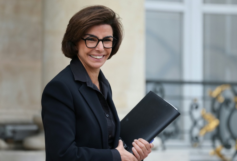La ministre de la Culture Rachida Dati quitte le palais de l'Elysée après le conseil des ministres le 22 octobre à Paris