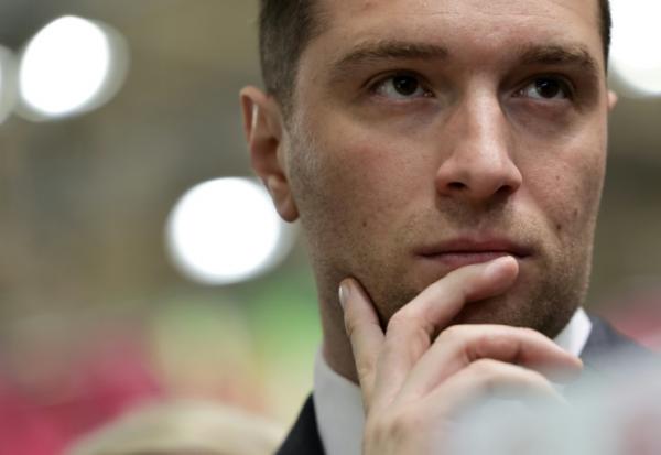 Le président du Rassemblement National (RN), Jordan Bardella, observe les lieux lors de sa visite au Salon de l'Agriculture, à Paris, le 26 février 2026