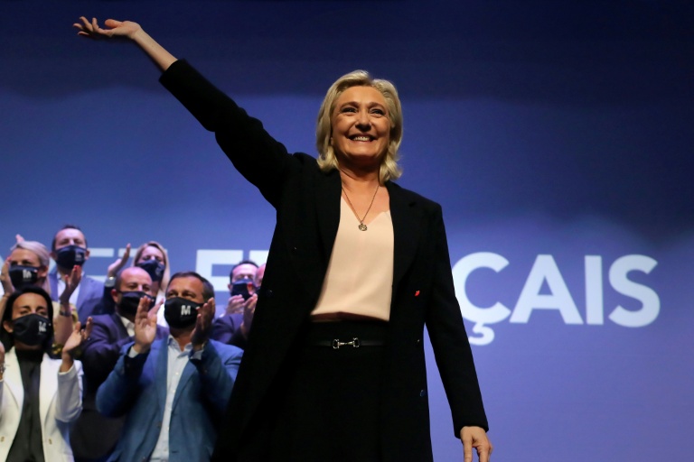 Marine Le Pen, présidente du Rassemblement national (RN), salue l'assistance lors d'un congrès du parti à Perpignan (Pyrénées-Orientales), le 4 juillet 2021