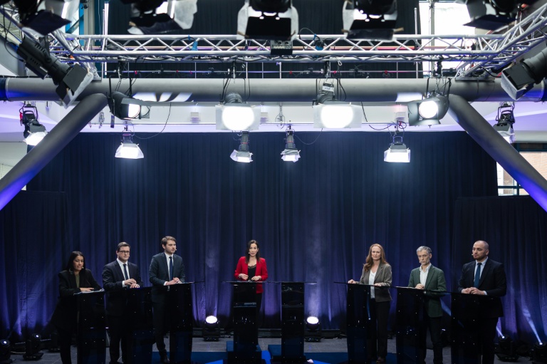 (g-d) Les candidats à la mairie de Lille, Lahouaria Addouche (LFI), le maire sortant Arnaud Deslandes (PS), Louis Delemer (LR), Violette Spillebou, députée de l'Ensemble pour la République, Stéphane Baly (EELV) et Matthieu Valet (RN) participent à un débat diffusé par la chaîne de télévision France 3 Nord-Pas-de-Calais, le 4 mars 2026 à Lille, dans le Nord