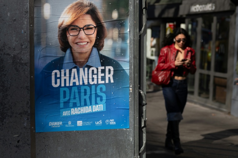 Une affiche de campagne de Rachida Dati, candidate Les Républicains (LR) aux élections municipales de Paris, le 4 mars 2026 à Paris