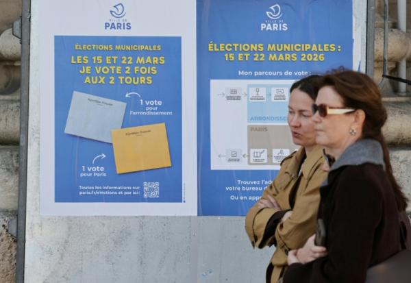 Des affiches expliquent les modalités de scrutin pour les élections municipales à Paris, le 9 mars 2026