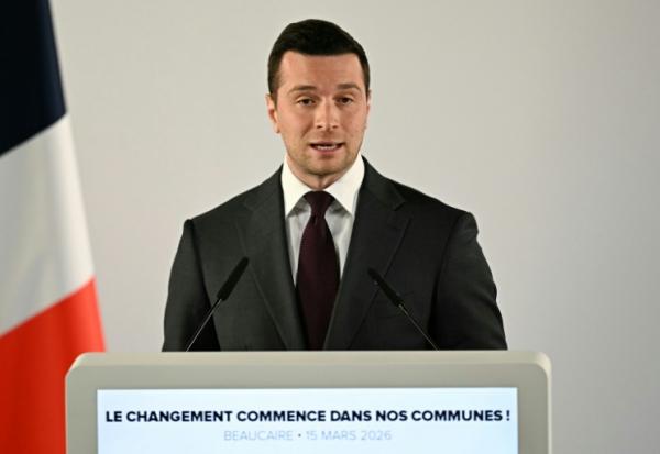 Le président du RN Jordan Bardella s'exprime le 15 mars 2026 à Beaucaire, dans le Gard