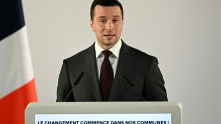 Le président du RN Jordan Bardella s'exprime le 15 mars 2026 à Beaucaire, dans le Gard