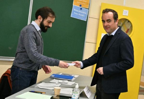 Le Premier ministre Sébastien Lecornu, vote au premier tour des élections municipales, le 15 mars 2026 à Vernon, dans l'Eure 