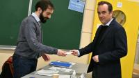 Le Premier ministre Sébastien Lecornu, vote au premier tour des élections municipales, le 15 mars 2026 à Vernon, dans l'Eure 
