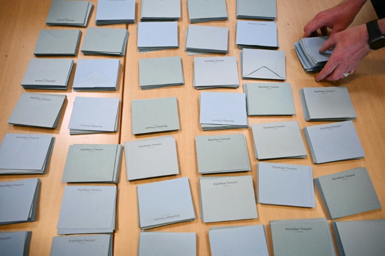 Dans un bureau de vote à Illkirch-Graffenstaden, près de Strasbourg, lors des élections législatives, le 7 juillet 2024