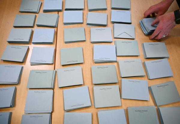 Dans un bureau de vote à Illkirch-Graffenstaden, près de Strasbourg, lors des élections législatives, le 7 juillet 2024