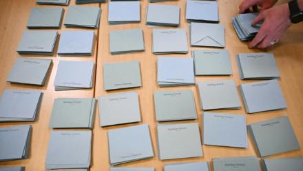 Dans un bureau de vote à Illkirch-Graffenstaden, près de Strasbourg, lors des élections législatives, le 7 juillet 2024