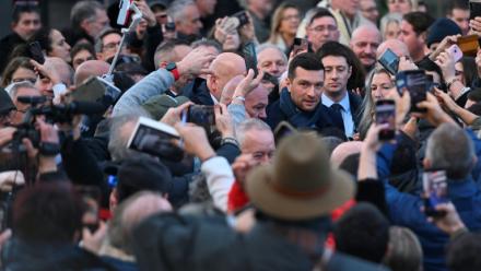 Le président du Rassemblement National (RN) Jordan Bardella lors d'une visite sur un marché d'Agde, dans le sud de la France, le 7 février 2026
